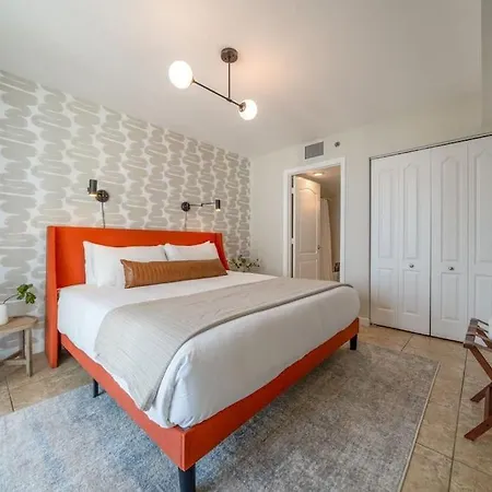 New Contempo Condo - Bay Views & All Amenities
